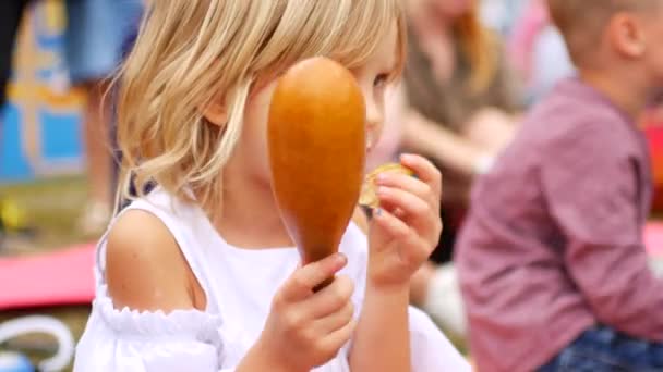 Enfant joue le rythme sur un shaker et mange des biscuits — Video