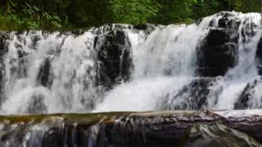 Küçük bir dağ nehrinde şelale