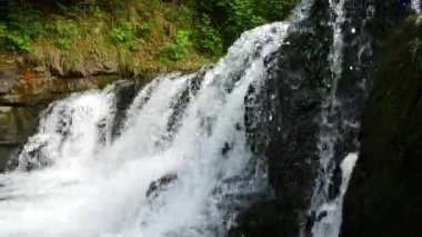 Küçük bir dağ nehrinde şelale