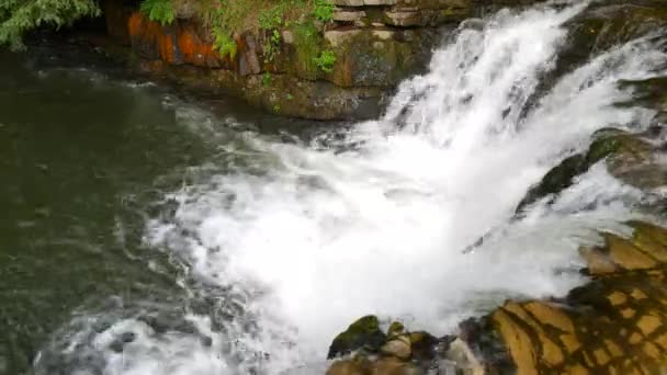 Wasserfall auf einem kleinen Gebirgsfluss — Stockvideo