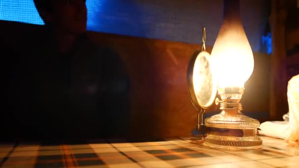 Старая керосиновая лампа на столе — стоковое видео