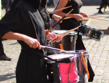 Bir miting veya grevde davulcular