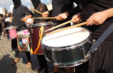 Bir miting veya grevde davulcular