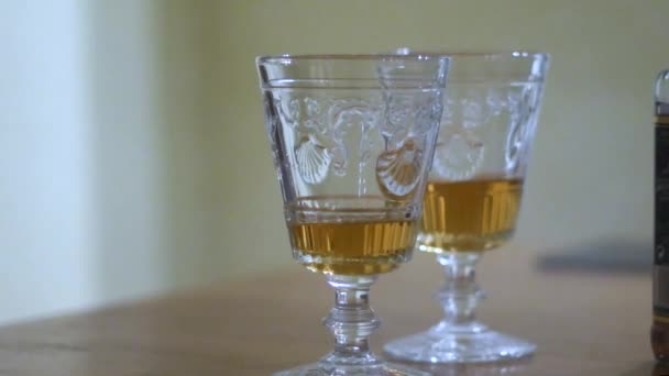 Два стакана виски на столе — стоковое видео