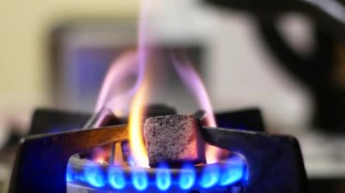 Kömür bir gaz sobasında ısıtılır.