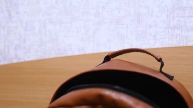 Öğrenci üniversitede sırt çantası taşıyor.