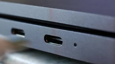 Bir Usb tip C şarj cihazını bir dizüstüne bağlıyorum