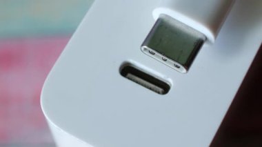 Bir Usb tip C şarj cihazını bir dizüstüne bağlıyorum