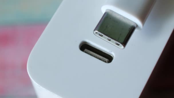 USB 타입 C 충전기를 노트북에 연결하는 모습 — 비디오