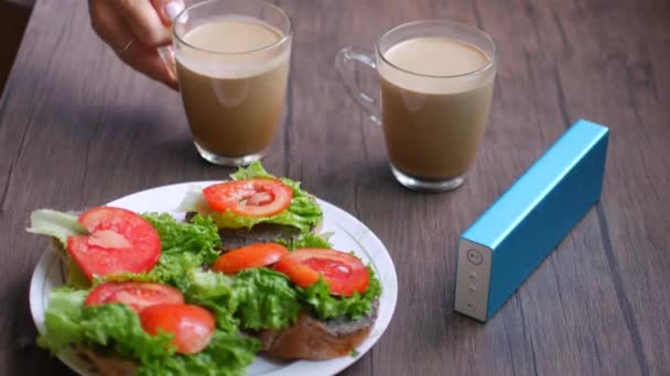 Kopi pagi dengan sandwich, pengaturan rumah — Stok Video