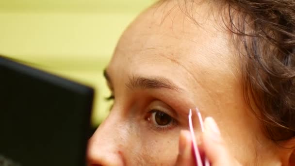 A woman twitches her eyebrows on her own — Stock Video