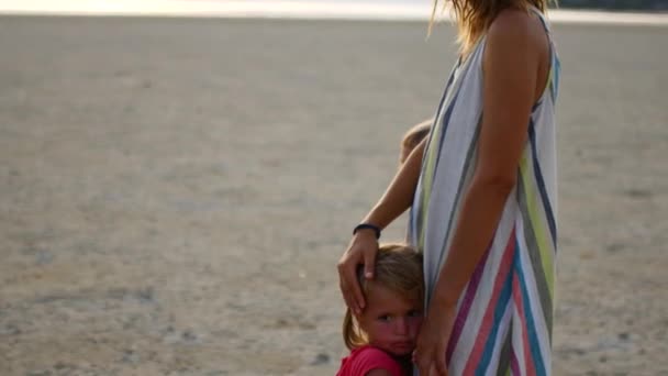 Μαμάδες με παιδιά περνούν χρόνο στην παραλία. Βραδινό γύρισμα — Αρχείο Βίντεο