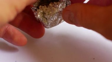 Erkek eller basılmış marihuanayı boşaltır.