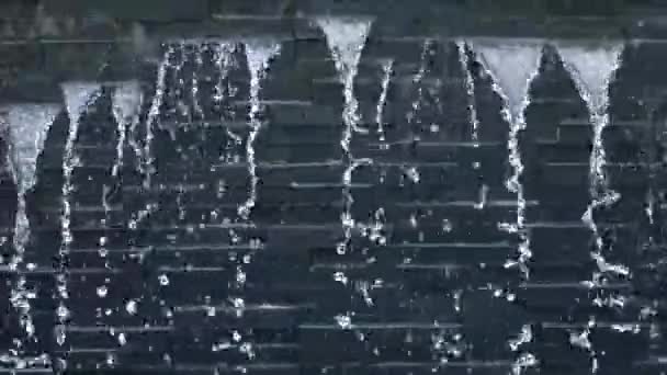 Kunstmatige stenen waterval, waterstromen — Stockvideo