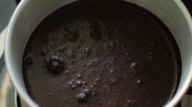 Kahve ocakta demleniyor.