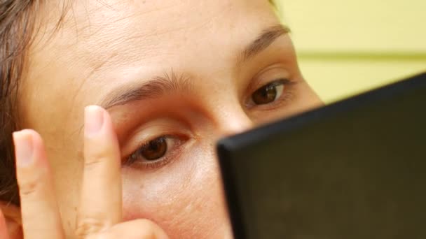 A woman twitches her eyebrows on her own — Stock Video