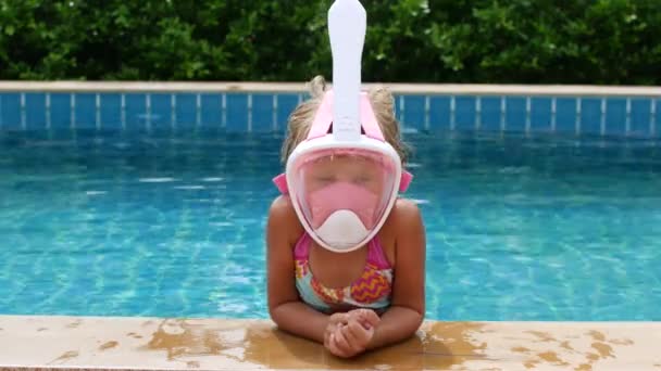 Magányos elsőéves lány a medencében. Járvány, lezárás. — Stock videók