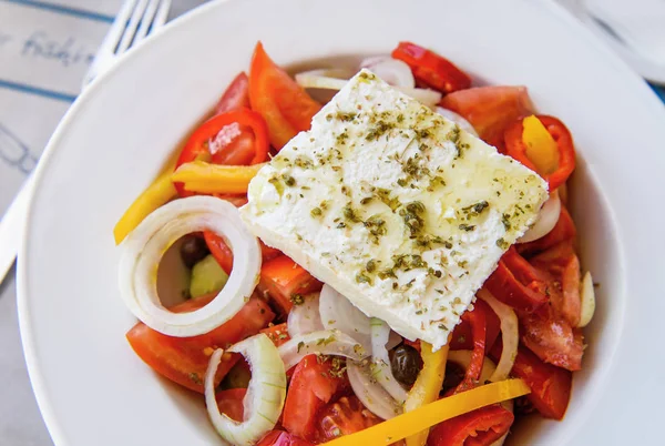 Insalata Greca Con Pomodori Formaggio Feta Cetrioli Cipolle Olive Piatto — Foto Stock