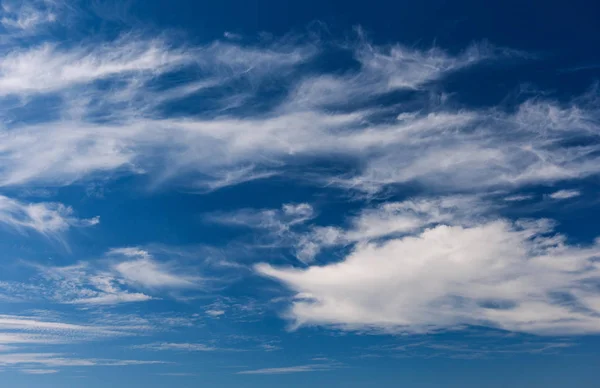 Συννεφιασμένος Μπλε Και Άνεμος Ουρανός — Φωτογραφία Αρχείου