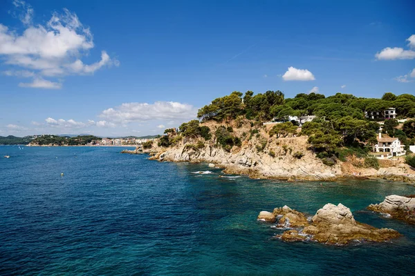 Zee landschap met Loret de Mar, Catalonië, Spanje in de buurt van Barcel — Stockfoto