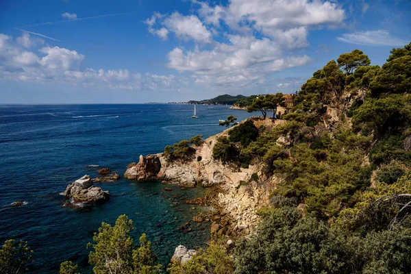 Zee landschap met Loret de Mar, Catalonië, Spanje in de buurt van Barcel — Stockfoto