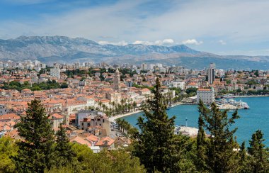 Hırvatistan 'ın tarihi Split kenti, modern şehir manzarası ve Adriyatik Denizi' ne karşı görkemli Diocletian Sarayı 'nı vurguluyor..