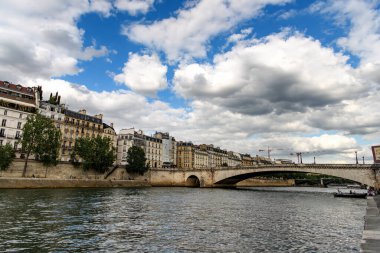 Paris ve Seine nehri. Bulutlu gökyüzü