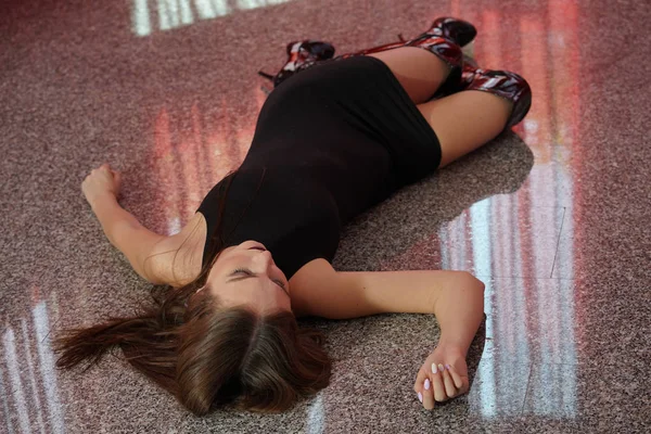 犯罪シーン ドレスとブーツで床に横たわって 女性の被害者 — ストック写真
