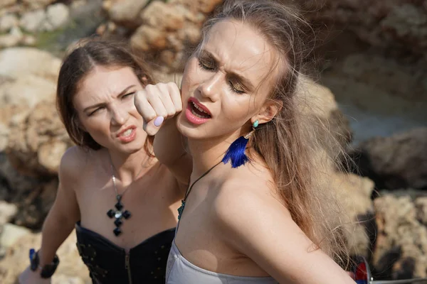 Duas Mulheres Lutando Ambiente Livre Perfuração Facial — Fotografia de Stock