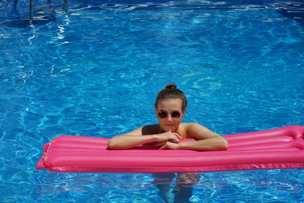 Havalı Yatak Tutan Yüzme Havuzunda Duran Kadın — Stok fotoğraf