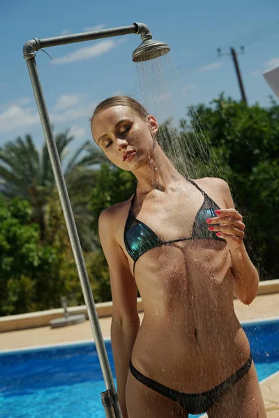 Kvinnan Tar Kall Dusch Vid Poolen Innan Simning — Stockfoto