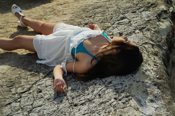 Skriptované Činu Pláži Žena Ležet Mrtvý Zem — Stock fotografie