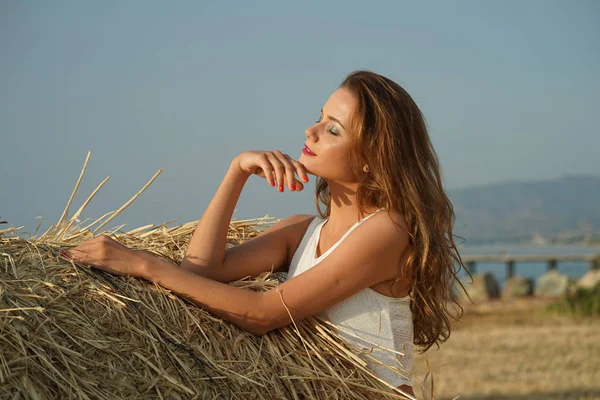 Mujer Joven Pie Campo Cerca Playa Atardecer —  Fotos de Stock