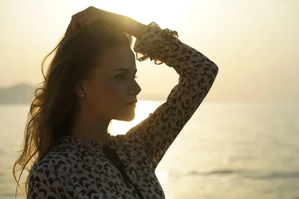 Nauwe Portret Van Triest Vrouw Door Zonsondergang — Stockfoto