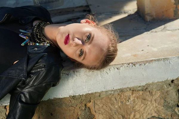 犯罪現場の地面に開いた目で死んで横たわっている女性の被害者を演技 — ストック写真