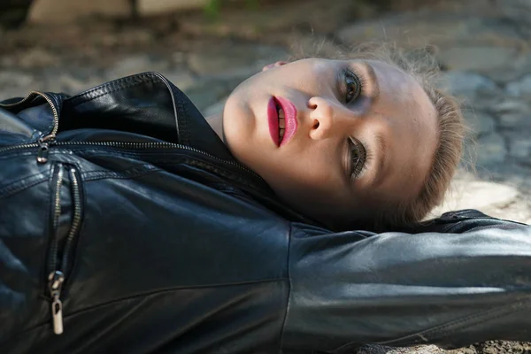 Crime Scene Female Victim Lying Dead Ground Outdoor Setting — Stock Photo, Image