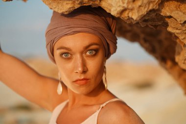 Başörtüsü kayalarda - açık havada kadınla yakın yüz portresi