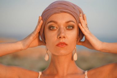 Açık havada eşarp kadınla yakın yüz portresi