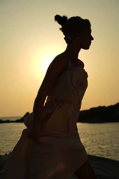 Silhouette Femminile Tramonto Tra Rocce Mare — Foto Stock