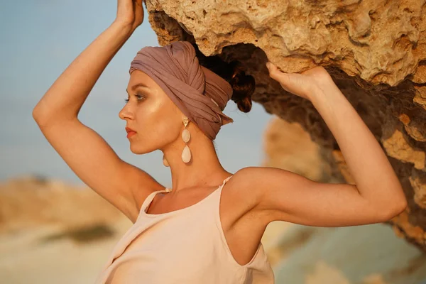 Başörtüsü kayalarda - açık havada kadınla yakın yüz profil portresi