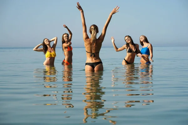 Cinco Mulheres Felizes Banhando Mar Foco Nas Costas — Fotografia de Stock