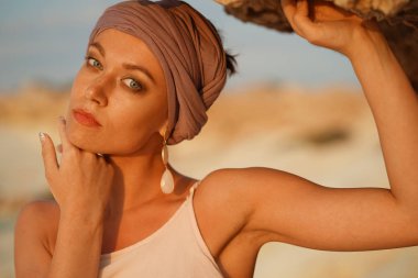 Moda kadın portre açık bir ortamda başörtüsü ile