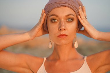 Açık havada eşarp kadınla yakın yüz portresi