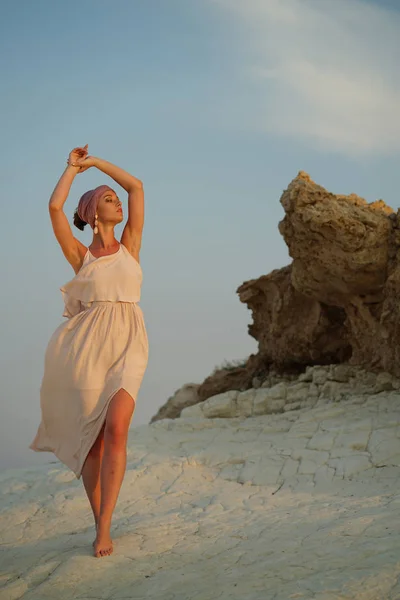 Woman Summer Dress Posing Rocks Sunset — Stock Photo, Image