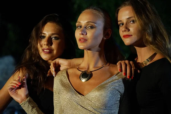 Tre Unga Kvinnliga Vänner Som Poserar Nattklubben — Stockfoto