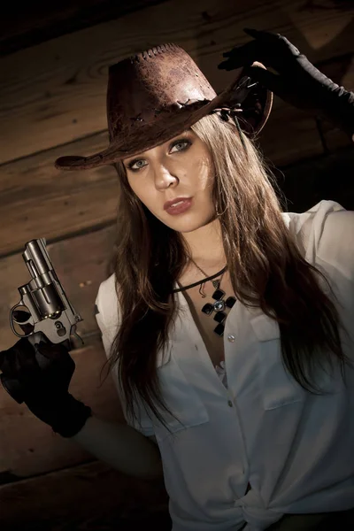 Cowgirl Armé Revolver Tenant Chapeau Tournage Studio — Photo