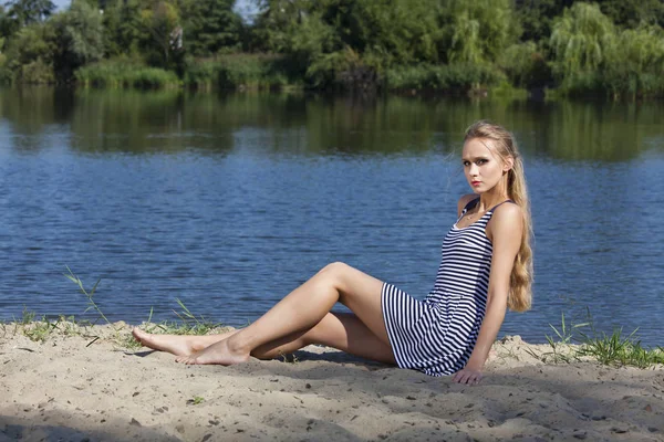 Donna Triste Seduta Sulla Spiaggia Con Indosso Mini Abito — Foto Stock