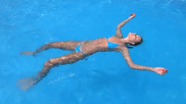 Junge Frau Bikini Schlaff Swimmingpool Treibend Ertrinkungsszene — Stockvideo