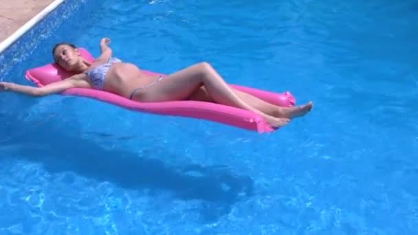 Frau Schwimmt Auf Luftmatratze Schwimmbad — Stockvideo