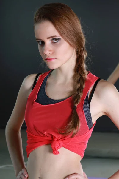 Retrato Mujer Fitness Pie Frente Espejo Estudio — Foto de Stock